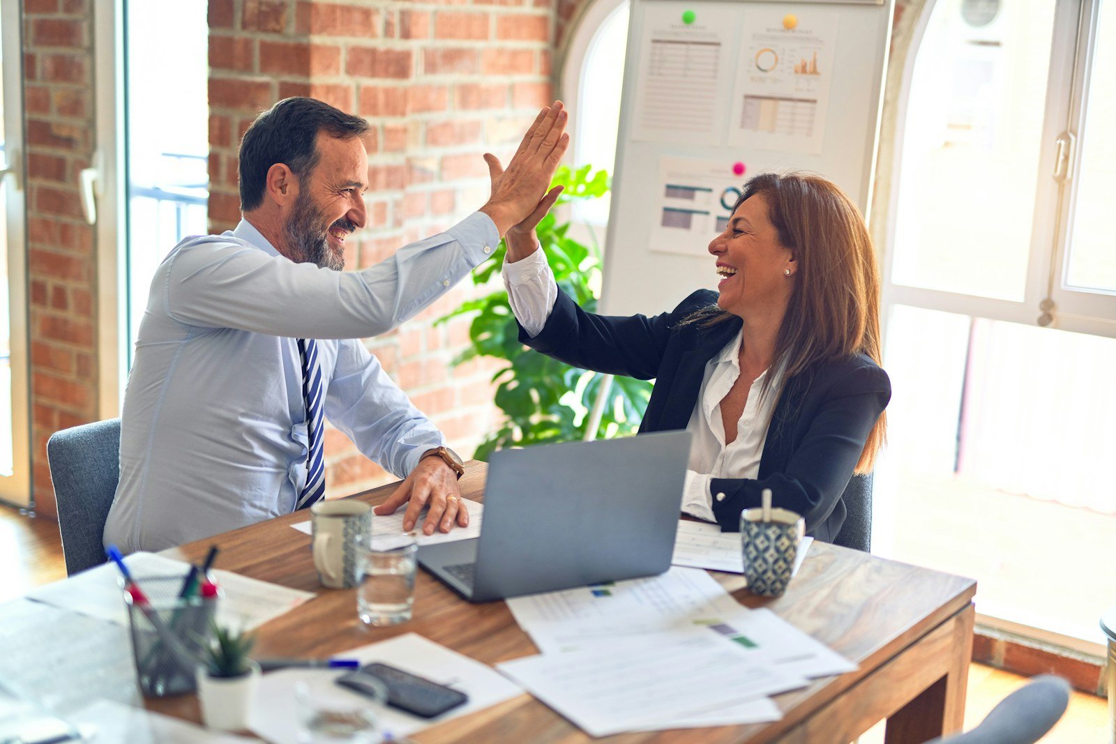 Reunião estratégica entre empreendedores analisando o crescimento do negócio